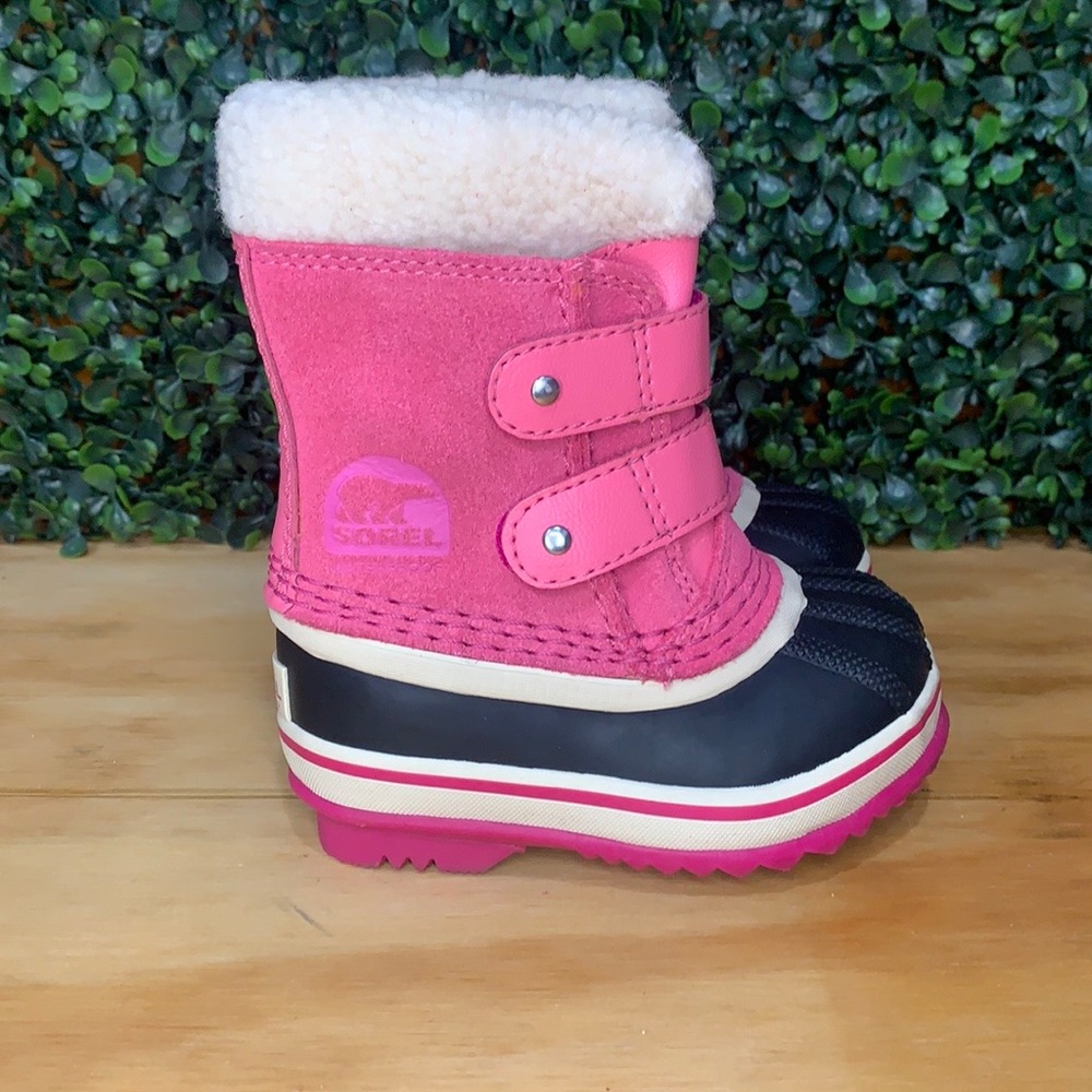 Waterproof Duck Boot with Faux Fur | Hot Pink & Black | Size 5 - Picture 3 of 6